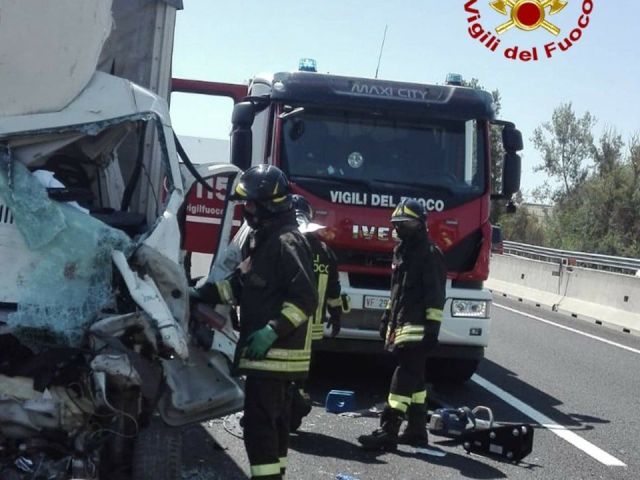 Incidente In A1 Code Verso Firenze Un Ferito Estratto Da Un Mezzo Dai Pompieri