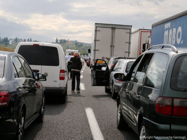 Veicolo In Fiamme In A1 Traffico Bloccato Nel Fiorentino