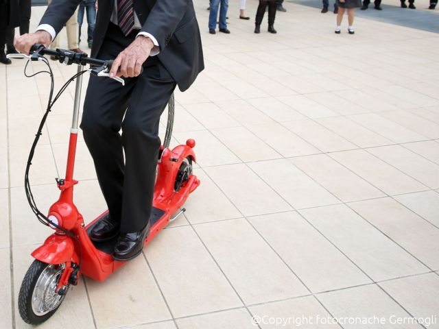 Ecoincentivi, a Scandicci contributi del 20% su abbonamenti tram e bus,  bici elettriche, monopattini e caldaie