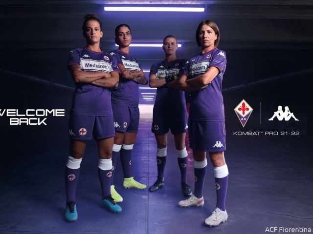 Fiorentina, presentate le maglie per la prossima stagione
