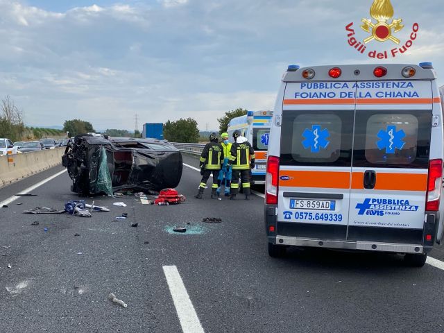 a1 auto si ribalta dopo un incidente con un camion traffico bloccato verso firenze