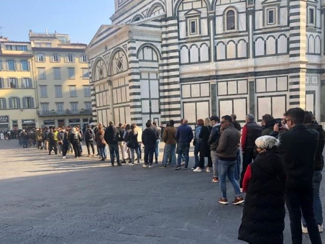 In fila per il nuovo modello di Swatch: clienti in attesa fuori dal negozio  di Firenze