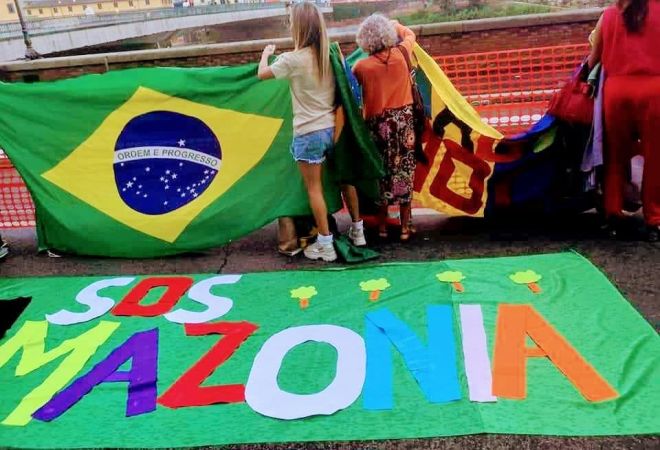 Firenze, Sos Amazzonia: protesta davanti al consolato del Brasile Firenze, Sos Amazzonia: protesta davanti al consolato del Brasile