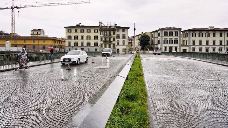 area pedonale ponte vecchio firenze biciclette