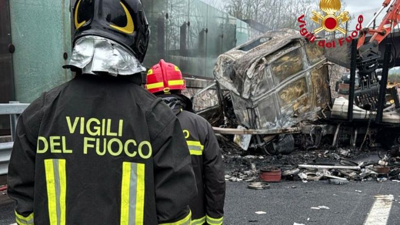 A1, incidente e camion in fiamme. Lunghe code a Firenze