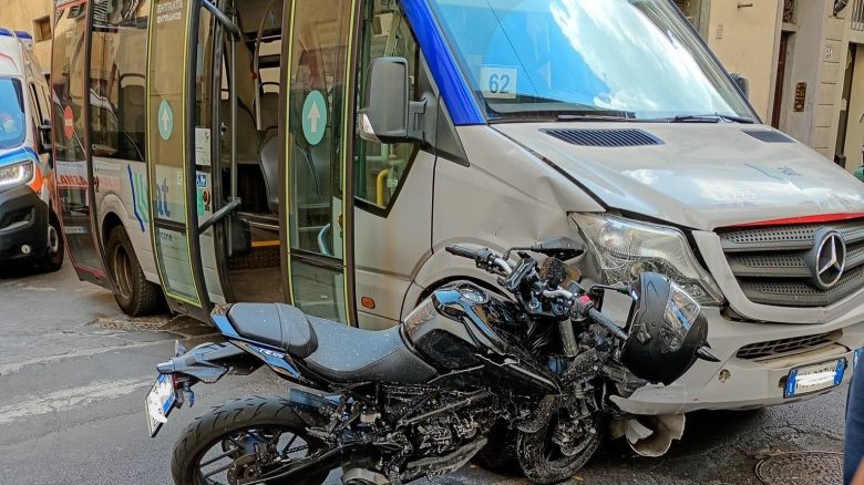 Firenze, incidente tra moto e minibus in centro: ferito un giovane