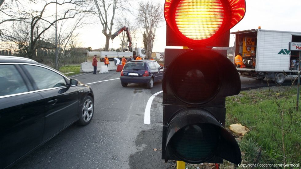 Firenze, passa con il semaforo rosso e guida con la patente sospesa