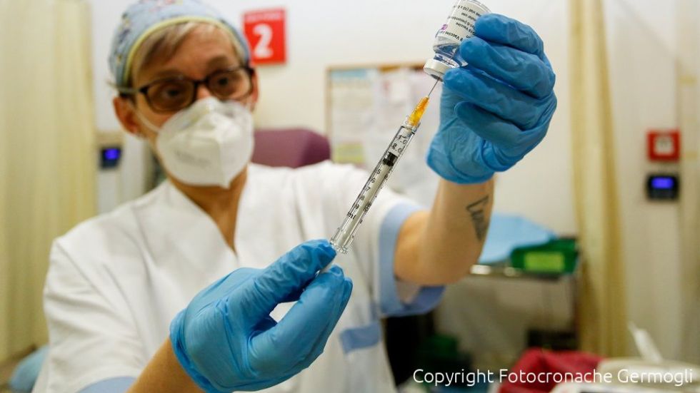 Toscana, aperto il portale vaccini per le professioni ...